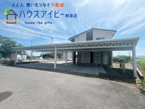 大垣市平町！築7年中古住宅！敷地広々172坪！大きな折板ガレージ付き！お車スペース10台以上可能！の画像