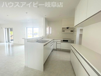 【キッチン】 | 大垣市平町！築7年中古住宅！敷地広々172坪！大きな折板ガレージ付き！お車スペース10台以上可能！ | 大垣市平町！築7年中古住宅！敷地広々172坪！大きな折板ガレージ付き！お車スペース10台以上可能！