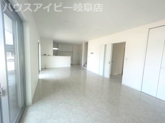 【居間・リビング】 | 大垣市平町！築7年中古住宅！敷地広々172坪！大きな折板ガレージ付き！お車スペース10台以上可能！ | 大垣市平町！築7年中古住宅！敷地広々172坪！大きな折板ガレージ付き！お車スペース10台以上可能！