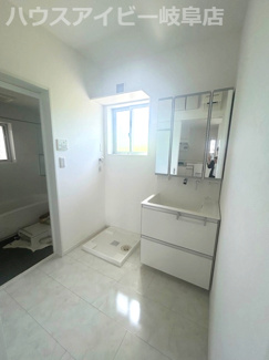 【独立洗面台】 | 大垣市平町！築7年中古住宅！敷地広々172坪！大きな折板ガレージ付き！お車スペース10台以上可能！ | 大垣市平町！築7年中古住宅！敷地広々172坪！大きな折板ガレージ付き！お車スペース10台以上可能！