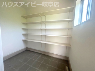 【玄関】 | 大垣市平町！築7年中古住宅！敷地広々172坪！大きな折板ガレージ付き！お車スペース10台以上可能！ | 大垣市平町！築7年中古住宅！敷地広々172坪！大きな折板ガレージ付き！お車スペース10台以上可能！