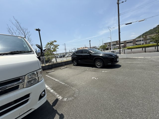 グランドール勝原の駐車場