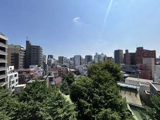 【展望】 | 眼前に広がる空の雄大さと、このお部屋の自慢の一つである「眺望」をご覧ください。毎日、この景色を独り占めできる新生活に夢が広がります。～即日のご見学可能～　お問合せはお気軽にどうぞ。
