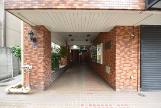 【エントランス】 | お客様を、そして住人を出迎えてくれるマンションのエントランス。ゴミが落ちていないことからも、管理状態の良さや住民の節度の高さが見て取れます。～即日のご見学可能～　お問合せはお気軽にどうぞ。
