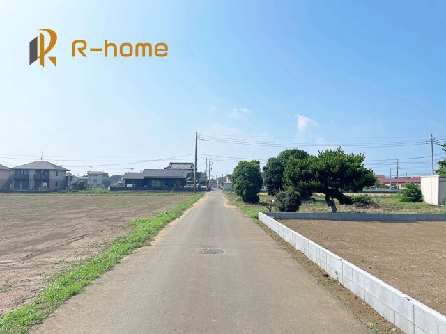 石岡市茨城1期　新築戸建て　1号棟の前面道路含む現地写真|『今から見たい！』大歓迎です♪
お気軽にＲ－ｈomeまでお問い合わせください。
