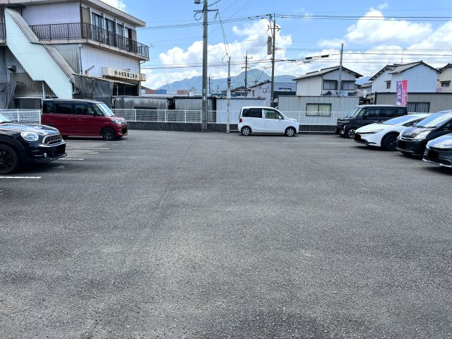 メゾン・シャルマンの駐車場