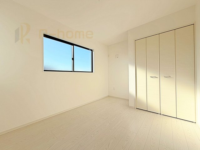 石岡市茨城1期　新築戸建て　2号棟の洋室|どんな部屋家具も合わせやすいシンプルな洋室！
たっぷりの日差しと心地よい風が舞い込む住まい♪