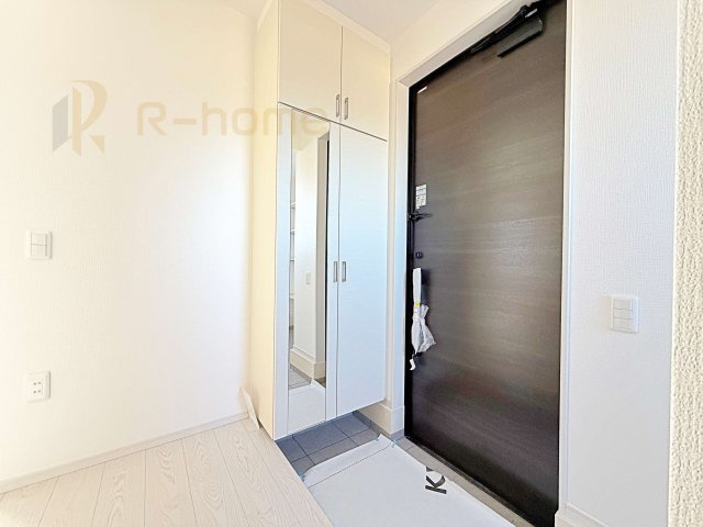 石岡市茨城1期　新築戸建て　2号棟の玄関|気持ちよくご家族やゲストを送迎できる穏やかな雰囲気の玄関♪大きな下駄箱で玄関廻りスッキリ♪