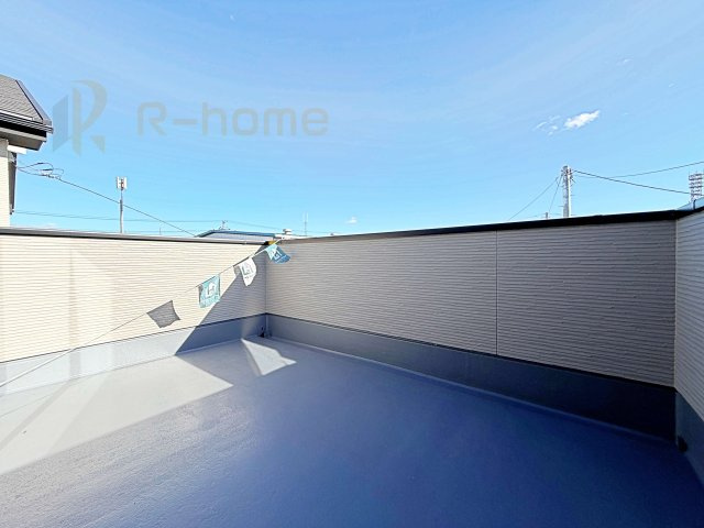 石岡市茨城1期　新築戸建て　2号棟のバルコニー|奥行きのあるバルコニーは、お子様をプールで遊ばせたり、カフェテラス風にしたり多目的に利用できます♪