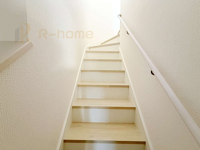 石岡市茨城1期　新築戸建て　2号棟の内装|手すりのついた階段！小さなお子様の利用も一安心です♪