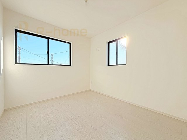 石岡市茨城1期　新築戸建て　2号棟の洋室|2面窓の風通しの良い洋室です♪差し込む暖かな陽当たりで、室内がくつろげる空間に早変わりです♪