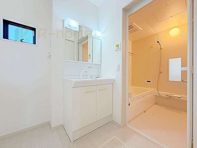 石岡市茨城1期　新築戸建て　2号棟の洗面所|清潔感溢れる洗面台は嬉しい三面鏡付き。洗剤や歯ブラシなどもすっきり収納できます♪