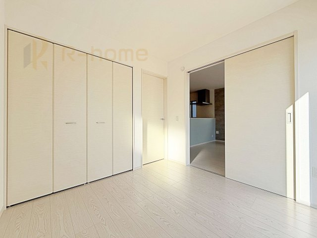 石岡市茨城1期　新築戸建て　2号棟の洋室|1階洋室はゲストルーム、キッズスペースとしても利用可能♪
開放してリビングと繋げればゆとりの大空間！