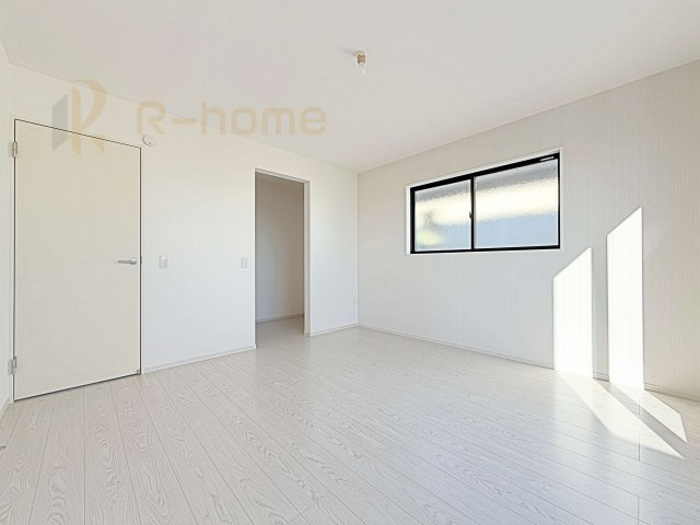 石岡市茨城1期　新築戸建て　2号棟の洋室|収納便利なウォークインクローゼット付きの洋室♪
明るく風通しの良いお部屋です♪

