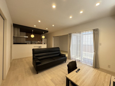 【居間・リビング】 | 宮浦５丁目住宅 | 落ち着くダウンライトの照明