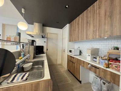 【キッチン】 | 宮浦５丁目住宅 | ガスコンロ３口、大収納でもすっきりしたキッチン