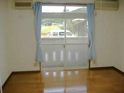 【居間・リビング】 | ハイネス | （洋室8帖）（現在カーテンは付いておりません）
