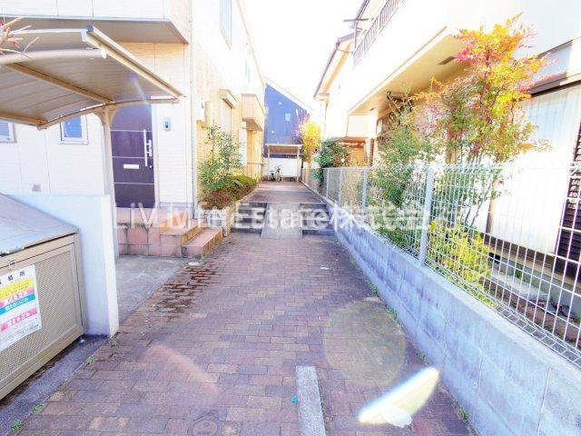 小平市小川町１丁目のアパートのエントランス