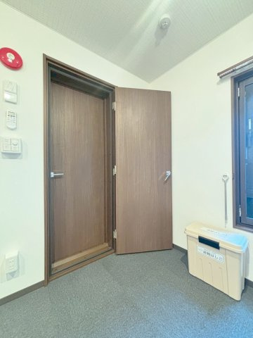 「防音マンション」ラシクラス上板橋の内装|防音扉を採用でリビングと防音室との音（音楽）も低減してくれています！