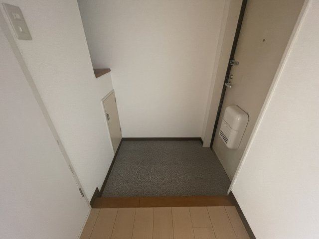 グリーンハイツ大久保の玄関