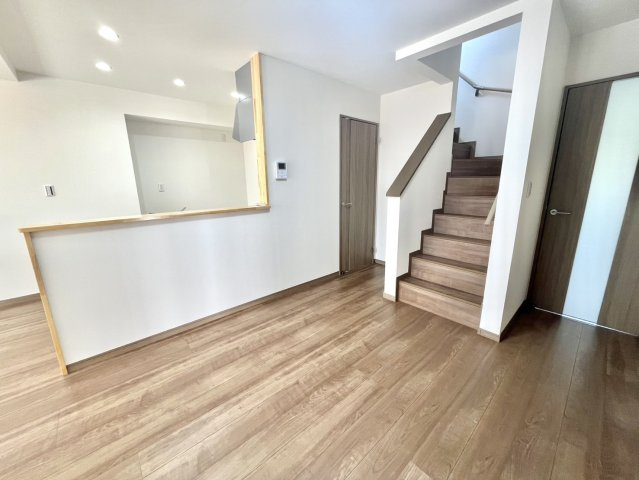 【居間・リビング】 | 生活の動線を考えられた間取りです。