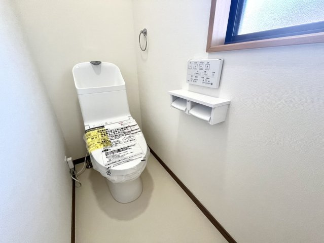 【トイレ】 | ウォシュレット付きの新品のトイレです。