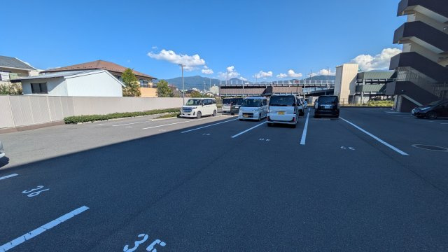 アルビオアルファ渚ガーデンの駐車場|無料（縦列2台駐車可能）