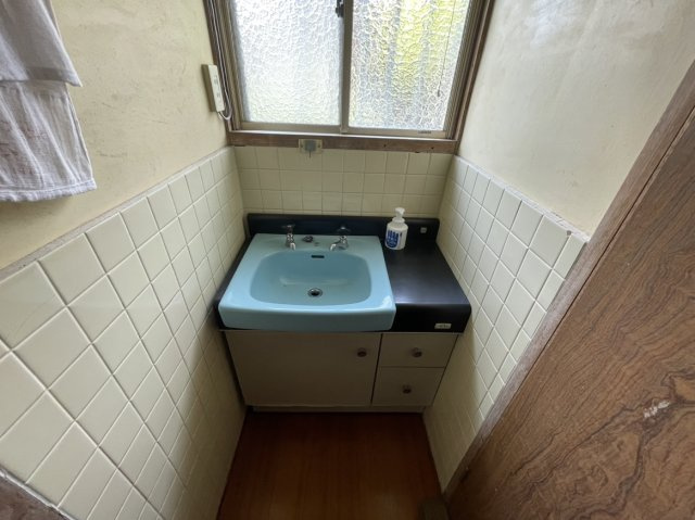 小江原二丁目戸建の洗面所|洗面化粧台は浴室とトイレの間に位置しております。