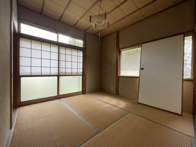 小江原二丁目戸建の和室|約4・5帖の南側和室を撮影したものです。