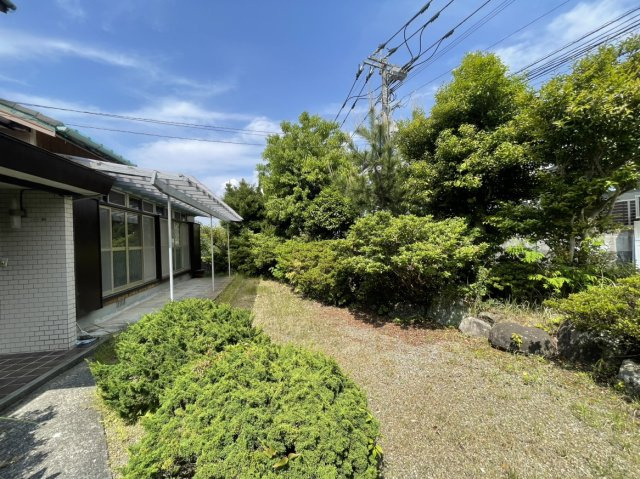 小江原二丁目戸建の庭|約105坪の土地には広々としたお庭付き