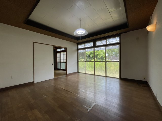 小江原二丁目戸建の洋室|約8帖の南東側洋室を撮影したものです。