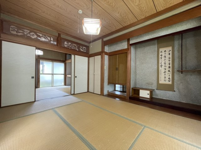 小江原二丁目戸建の和室|約6帖の東側和室を撮影したものです。
奥の和室と繋げると約12帖の広々とした空間となります。