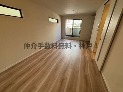【居間・リビング】 | 神戸市須磨区行幸町1丁目　新築戸建仲介手数料無料！ | 使いやすい居間です