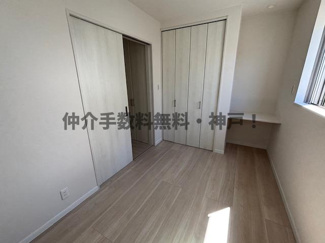 【洋室】 | 神戸市須磨区行幸町1丁目　新築戸建仲介手数料無料！ | 落ち着いた色調の洋室です