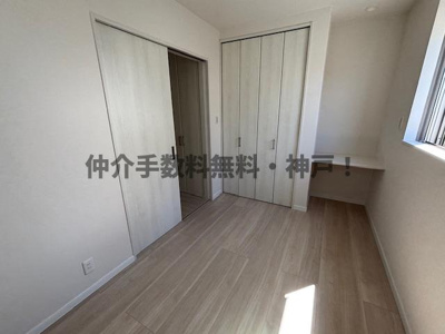 【洋室】 | 神戸市須磨区行幸町1丁目　新築戸建仲介手数料無料！ | 落ち着いた色調の洋室です