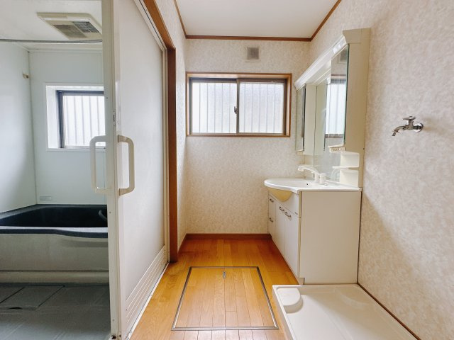 【中古戸建】伊勢崎市上蓮町の独立洗面台|■洗面室｜ゆとりのある洗面脱衣室ではお子様と並んで歯磨きもできるので一緒に成長を楽しめます♪ひろびろとした洗面室で、朝の準備も楽しくなります☆.*