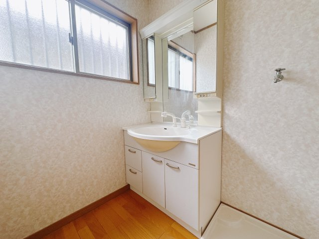 【中古戸建】伊勢崎市上蓮町の独立洗面台|■洗面室｜大きな鏡で朝の身支度もラクラク♪毎日の忙しい準備が楽しくなる洗面所です(^^♪