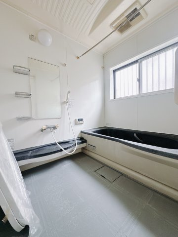 【中古戸建】伊勢崎市上蓮町の浴室|■浴室｜ゆったり足を伸ばせるサイズの浴室(*＾＾*)　夜間のお洗濯や、雨の日のお洗濯に大活躍の浴室暖房乾燥機付き！お子さまとの入浴の際に嬉しいエコベンチ浴槽付きです♪