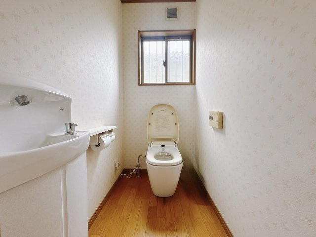 【中古戸建】伊勢崎市上蓮町のトイレ|■トイレ｜清潔感あふれるトイレになっています♪窓も付いていますので、換気もしっかりできて、綺麗を保てます♪
