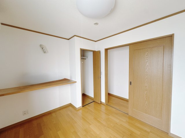 【中古戸建】伊勢崎市上蓮町の洋室|■2階洋室｜2階各居室には収納をご用意しています♪常にお部屋を綺麗に保てます！小さなお子様も自然とお片付けができるようになるのでうれしいですよね！