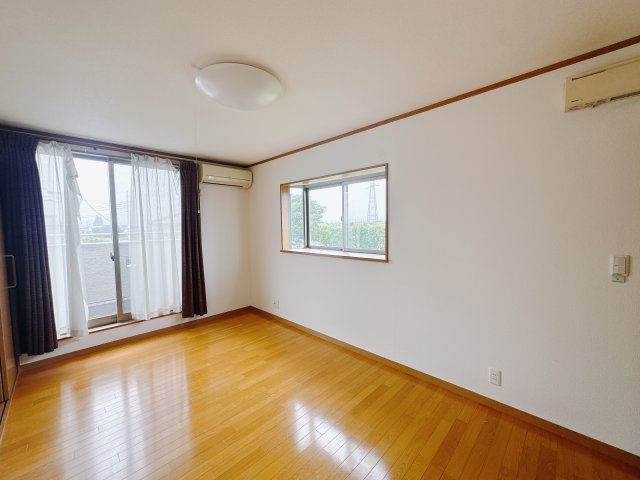 【中古戸建】伊勢崎市上蓮町の洋室|■2階洋室｜2階洋室には大きな窓をご用意しています。日中はあたたかな日差し差し込み自分時間も充実できますね＾＾