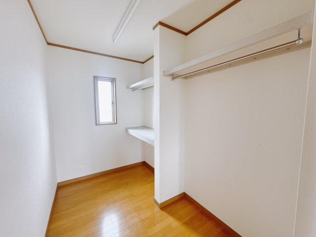 【中古戸建】伊勢崎市上蓮町の収納|■WIC｜主寝室には夢のウォークインがございます♪お洋服やバッグだけでなく、増えていくお洋服やご家族での思い出の品もしっかりと収納します( ＾＾ )