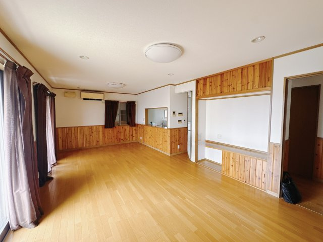 【中古戸建】伊勢崎市上蓮町の居間・リビング|リビング｜陽当たり良好のリビングダイニング♪賃貸では叶わなかった、お友達とのホームパーティや大音量で映画やテレビを楽しむことができます(*^^*)