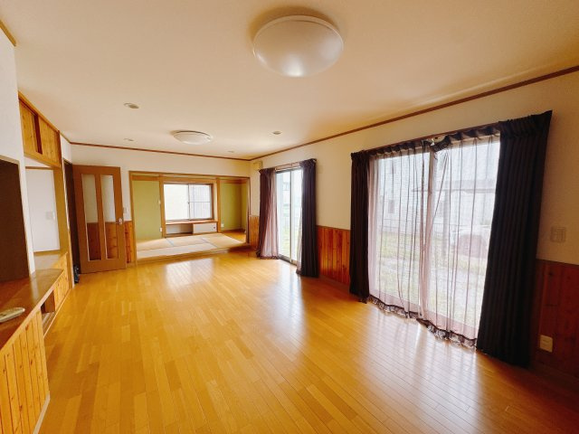 【中古戸建】伊勢崎市上蓮町の居間・リビング|■リビング｜落ち着きのある表情を見せるリビングダイニング。太陽の光がたっぷり差し込むリビングは、自然とご家族が集まる居心地の良い空間です。