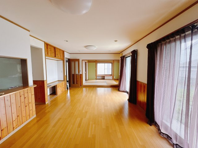 【中古戸建】伊勢崎市上蓮町の居間・リビング|■リビング｜時の流れと共に陽射しは装いを変え空間に新たな彩りを与えます。一日中家に居ても飽きることなく過ごすことができる素敵な空間です♪