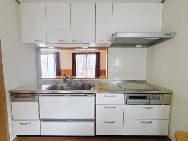 【中古戸建】伊勢崎市上蓮町のキッチン|■キッチン｜作業がはかどる広々カウンタースペース。会話がはずむ「オープンキッチン」なので家族とのコミュニケーションも活発になります。