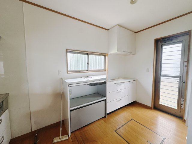 【中古戸建】伊勢崎市上蓮町のキッチン|■■キッチン｜ワークトップの幅が広く、お子様といっしょにお料理をつくったり、ちょっとしたパーティーも楽しめます。フラットなのでお掃除がしやすいのもポイントです♪