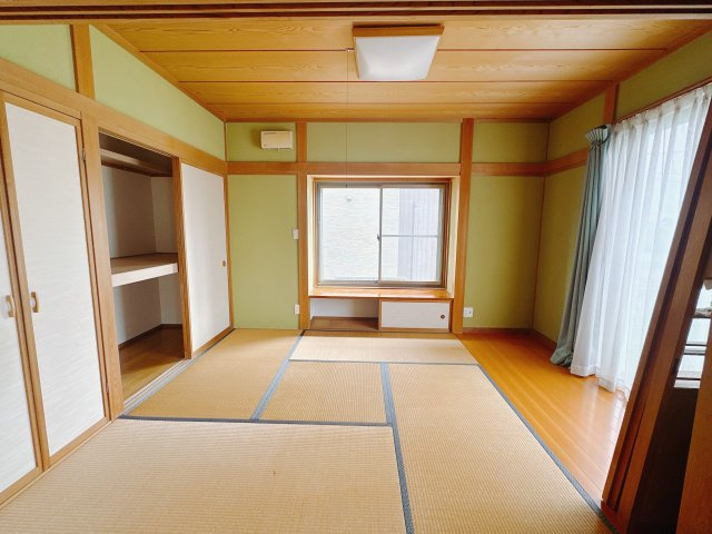 【中古戸建】伊勢崎市上蓮町の和室|■1階和室｜意外と場所をとるアイロンがけや、お洗濯物を畳むときにも広々と使うことができ、ちょっと一休みしたいとき、すぐに横になれるのも魅力です♪