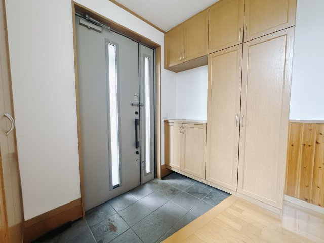 【中古戸建】伊勢崎市上蓮町の玄関|■玄関｜毎日の「いってらっしゃい」や「お帰りなさい」を大切なご家族と過ごす玄関は〈使いやすさ〉を追求しております。玄関横の物入は急な来客時でもさっとお片付けできるスペースを確保しています。