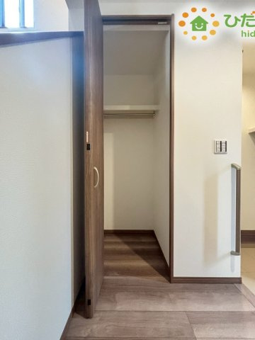 熊谷市上之　第9期　新築一戸建て　ワイウッドコート　04の収納|空間を有効活用したホール収納！		
収納場所に困る掃除機や掃除用具はココへ！！